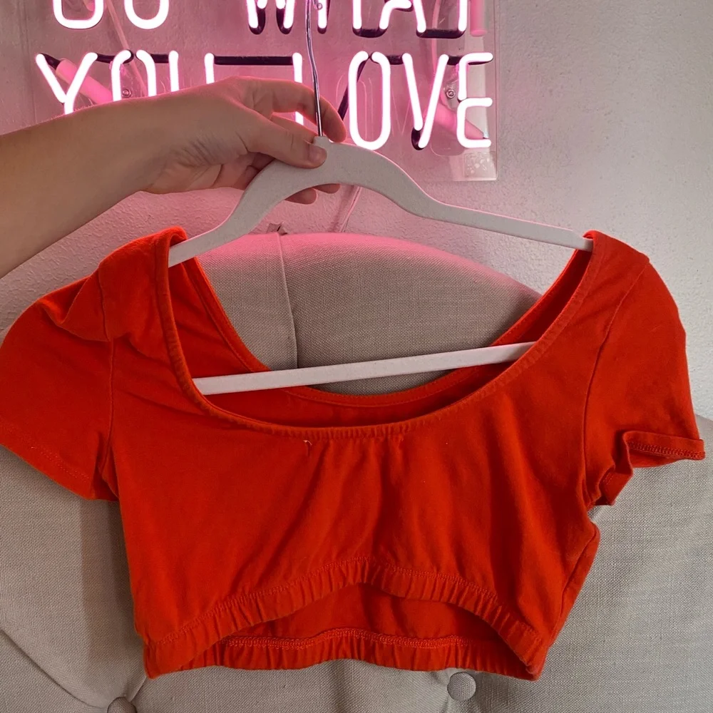 UO red tee crop - Picture 4 of 4